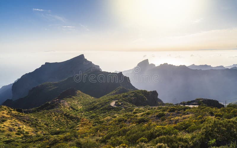 Vista aerea panoramica sopra il villaggio di Masca, l'attrazione turistica visitata di Tenerife fotografie stock Vista aerea panoramica sopra il villaggio di Masca, l'attrazione turistica visitata di Tenerife fotografie stock