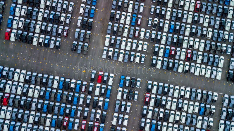 Vista aerea parcheggi per auto nuove per la vendita scorta lotto nuove auto nuove rivenditori merce importazione esportazione comm