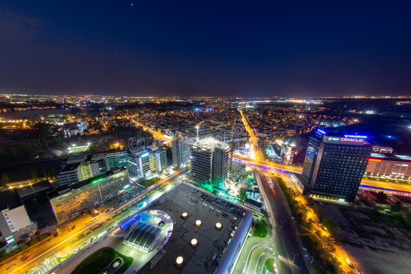Vista aerea sopra Bucarest all'orizzonte panoramico di tramonto immagine stock libera da diritti