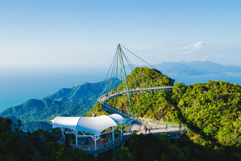 Vista aerea strabiliante con il ponte strallato, simbolo Langkawi, Malesia Festa di avventura Tecnologia moderna Attrac turistico fotografie stock Vista aerea strabiliante con il ponte strallato, simbolo Langkawi, Malesia Festa di avventura Tecnologia moderna Attrac turistico fotografie stock