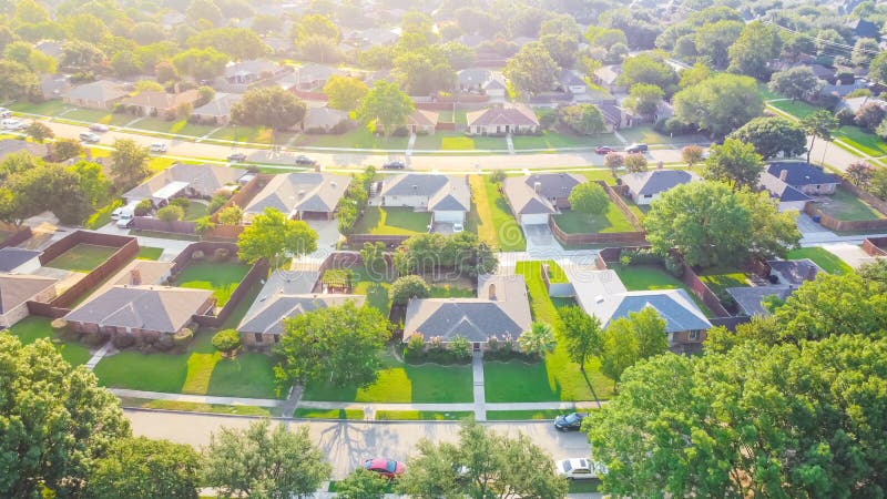 Vista aerea strade di quartiere pulite e pacifiche con fila di famiglie singole vicino a dallas texas usa