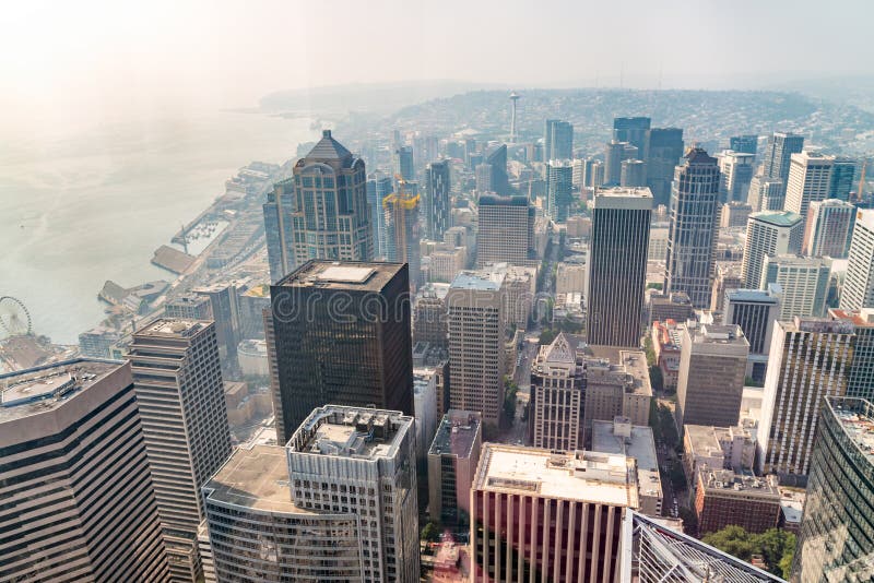 Vista aerea stupefacente dell'orizzonte di Seattle, Washington, U.S.A. immagine stock libera da diritti Vista aerea stupefacente dell'orizzonte di Seattle, Washington, U.S.A. immagine stock libera da diritti