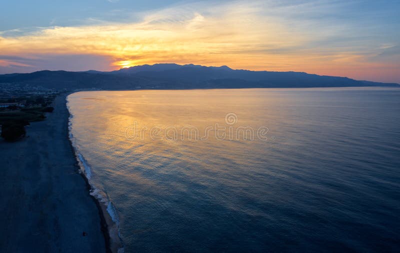 Vista aerea su area fronte mare, sulla spiaggia e sul mare di Platanias a tempo di tramonto Crete, Grecia immagine stock libera da diritti Vista aerea su area fronte mare, sulla spiaggia e sul mare di Platanias a tempo di tramonto Crete, Grecia immagine stock libera da diritti
