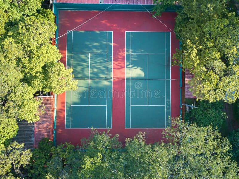 Vista aerea sui campi da tennis immagine stock libera da diritti Vista aerea sui campi da tennis immagine stock libera da diritti