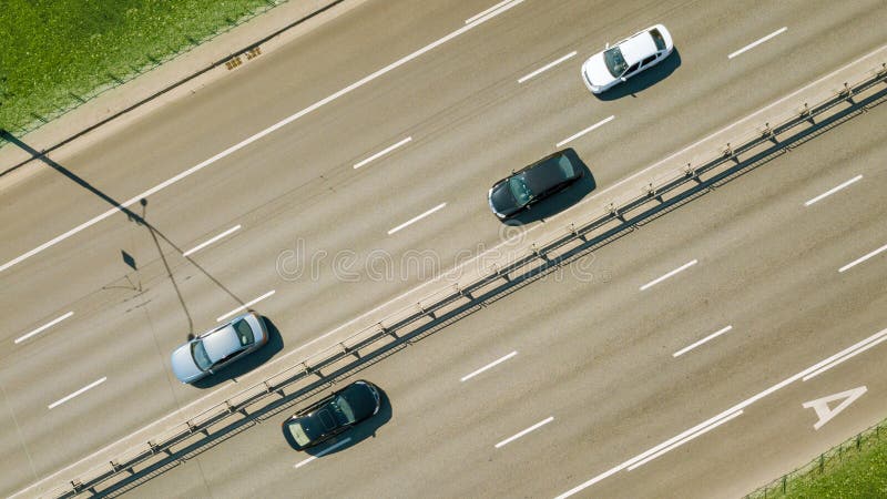 Vista aerea sul della superstrada attraverso la strada di città nella città di Kiev fotografia stock libera da diritti Vista aerea sul della superstrada attraverso la strada di città nella città di Kiev fotografia stock libera da diritti