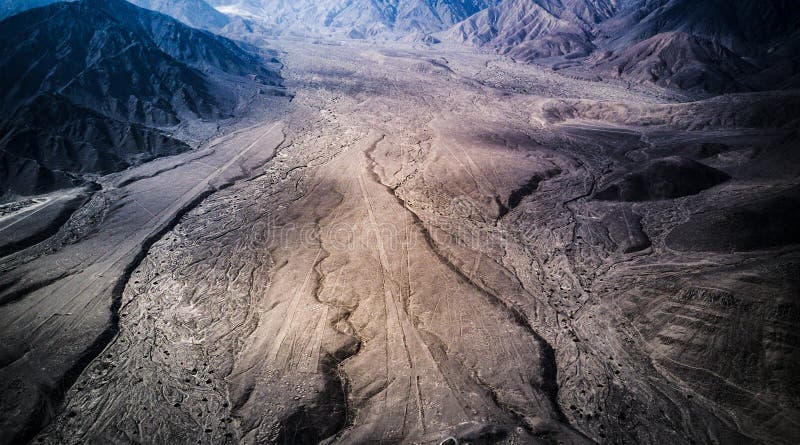 Vista aerea sul fiume secco rio grande bacino nel deserto nazca con linee nazca al centro