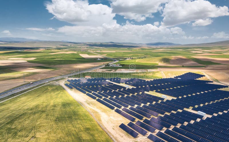 Vista aerea sulla stazione a energia solare immagine stock Vista aerea sulla stazione a energia solare immagine stock