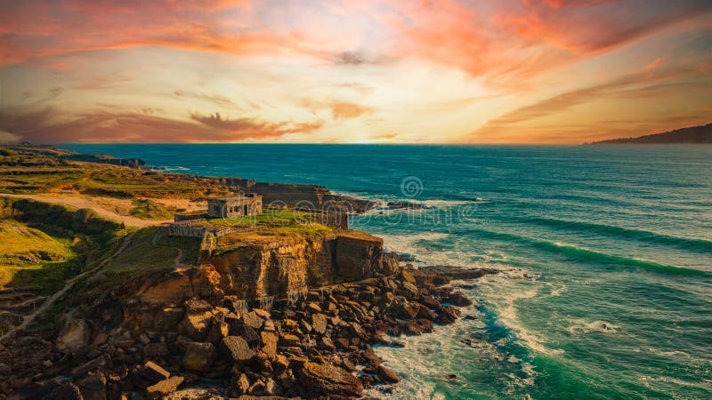 Vista aerea sullo scenario oceanico con nuvole tramonto sul cielo. paesaggio naturale splendido con l'oceano rocky shore lungo il fotografia stock