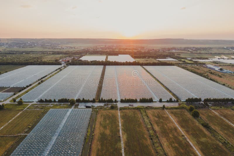 Vista aerea superiore dell’impianto a effetto serra. agronomia annuale controllo del clima e rendimento di energia di recupero del immagini stock libere da diritti