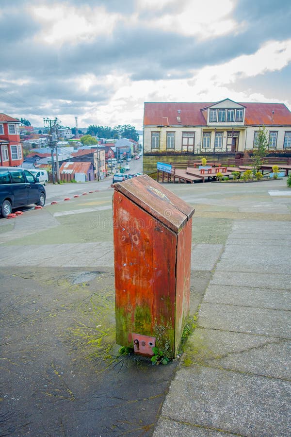Vista al aire libre de calles y de algunas casas de madera en Chacao en continente chileno fotografía de archivo libre de regalías Vista al aire libre de calles y de algunas casas de madera en Chacao en continente chileno fotografía de archivo libre de regalías