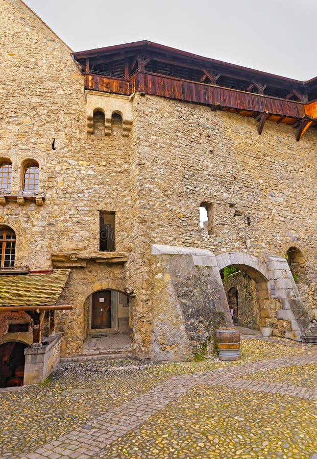 Vista al cortile del castello di Chillon in Svizzera fotografia stock Vista al cortile del castello di Chillon in Svizzera fotografia stock