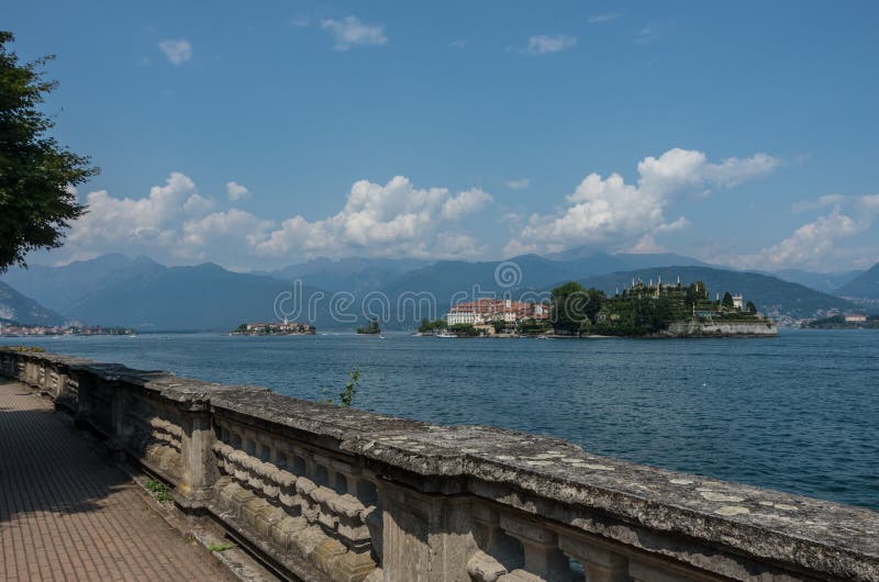Vista al embankm de la ciudad de Stresa de la forma del lago Maggiore de las islas de Borromean fotos de archivo libres de regalías Vista al embankm de la ciudad de Stresa de la forma del lago Maggiore de las islas de Borromean fotos de archivo libres de regalías
