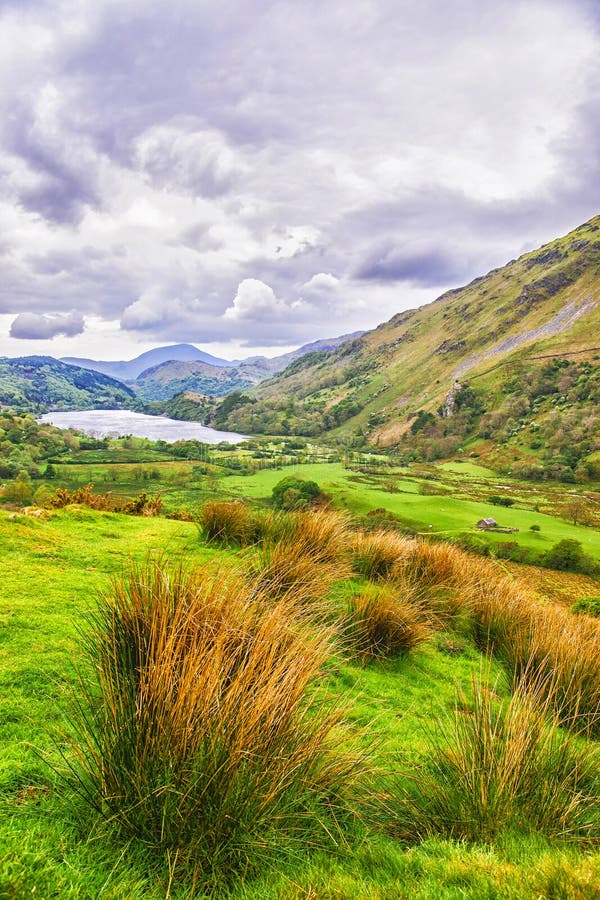 Vista al lago en el parque nacional de Snowdonia en País de Gales del norte imagenes de archivo Vista al lago en el parque nacional de Snowdonia en País de Gales del norte imagenes de archivo