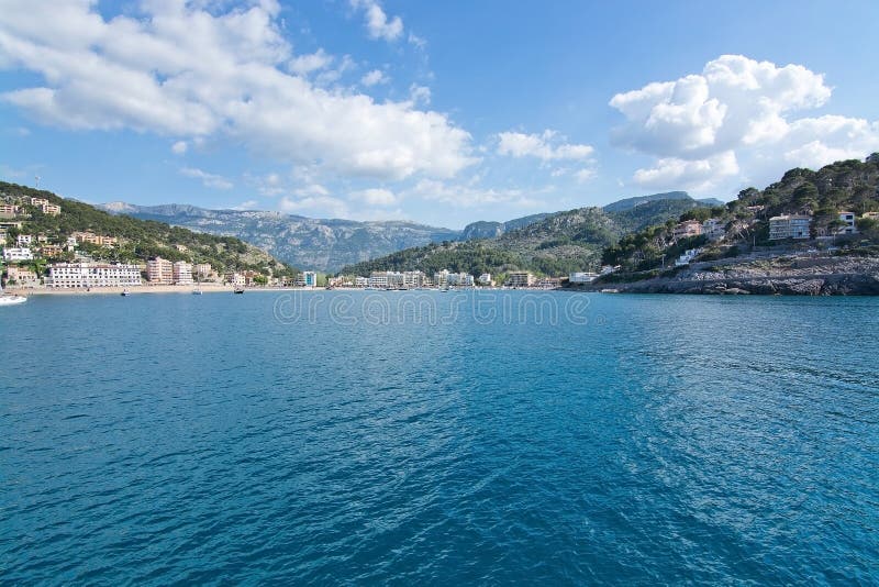 Vista al mar hacia Port de Soller imágenes de archivo libres de regalías Vista al mar hacia Port de Soller imágenes de archivo libres de regalías