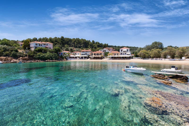 Vista al paesino di pescatori tradizionale Katigiorgis sulla montagna del sud di Pelio fotografia stock libera da diritti Vista al paesino di pescatori tradizionale Katigiorgis sulla montagna del sud di Pelio fotografia stock libera da diritti