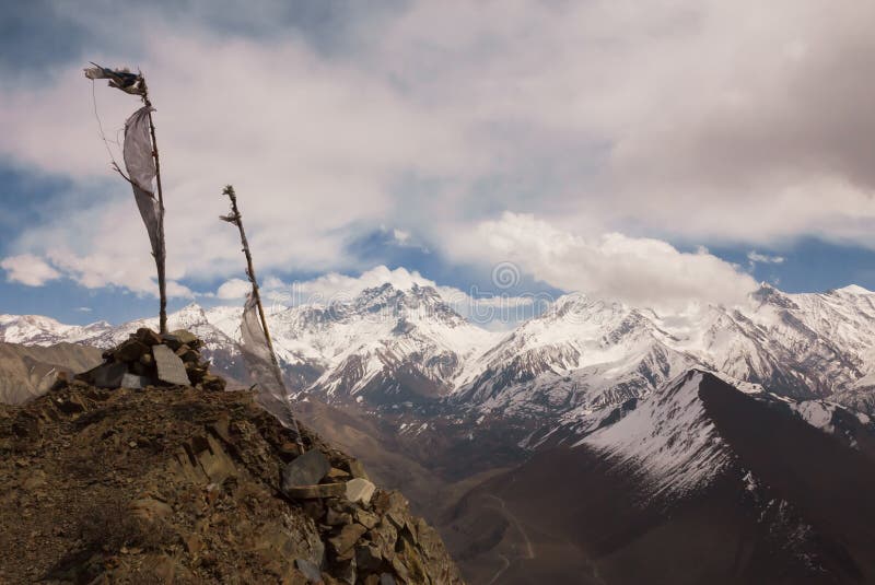 Vista al paso del La de Thorong, montañas de Himalaya, Nepal imagen de archivo libre de regalías Vista al paso del La de Thorong, montañas de Himalaya, Nepal imagen de archivo libre de regalías