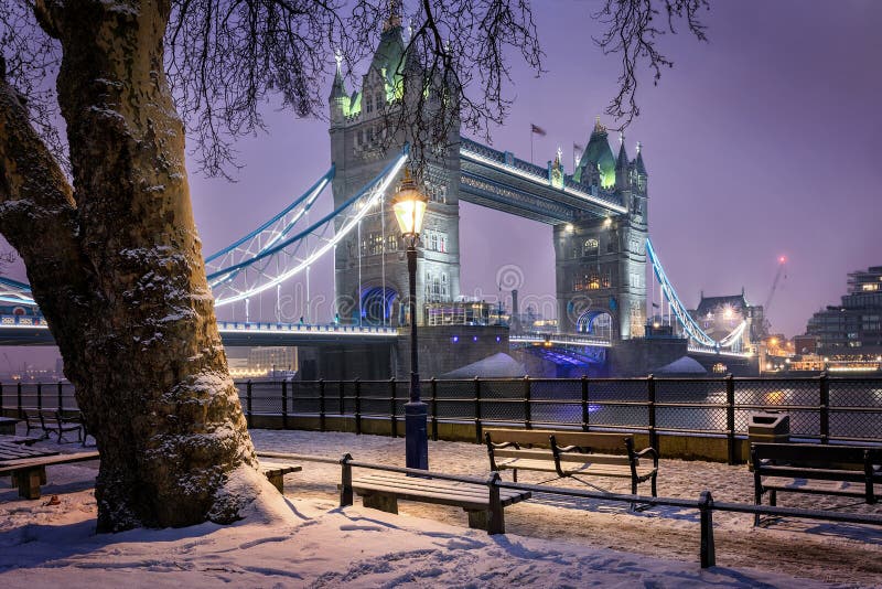 Vista al ponte della torre di Londra su una sera fredda di inverno fotografia stock Vista al ponte della torre di Londra su una sera fredda di inverno fotografia stock