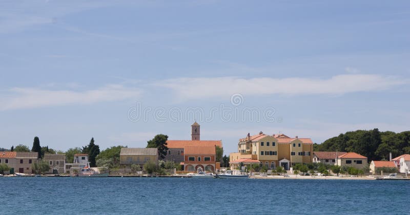 Vista all'isola Krapanj, Dalmazia fotografie stock Vista all'isola Krapanj, Dalmazia fotografie stock