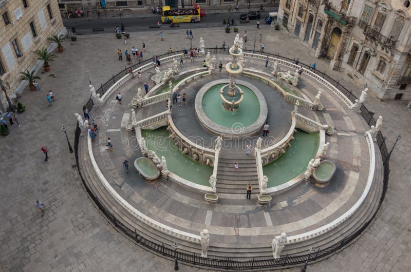 Vista alla fontana barrocco con le figurine nude sulla piazza Pretoria immagini stock Vista alla fontana barrocco con le figurine nude sulla piazza Pretoria immagini stock