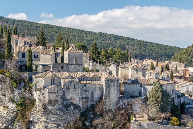 Vista alla vecchia parte storica del villaggio della Vaison-La-lattuga romana immagine stock Vista alla vecchia parte storica del villaggio della Vaison-La-lattuga romana immagine stock