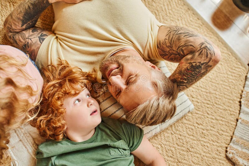 Vista alta di un uomo allegro tatuato immagine stock libera da diritti