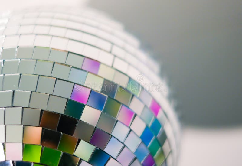 Vista alta vicina della palla variopinta della discoteca con le riflessioni multicolori Preparando per un partito o una festa di fotografie stock Vista alta vicina della palla variopinta della discoteca con le riflessioni multicolori Preparando per un partito o una festa di fotografie stock
