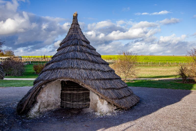 Vista alta vicina di vecchia abitazione nella replica del villaggio fotografie stock libere da diritti Vista alta vicina di vecchia abitazione nella replica del villaggio fotografie stock libere da diritti