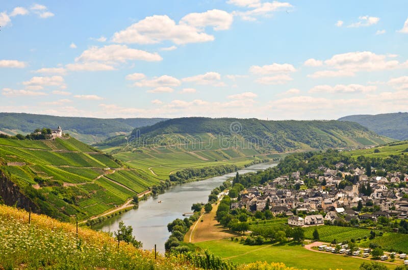 A vista ao rio Moselle e Marienburg fortifica perto da região da vila Puenderich - do vinho de Mosel em Alemanha imagens de stock A vista ao rio Moselle e Marienburg fortifica perto da região da vila Puenderich - do vinho de Mosel em Alemanha imagens de stock