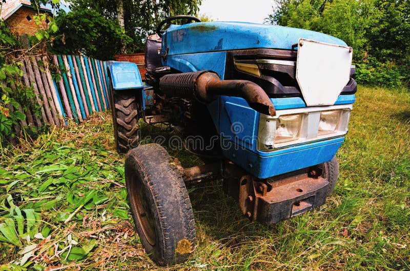 Trator antigo do jogo foto de stock. Imagem de fazenda - 733204