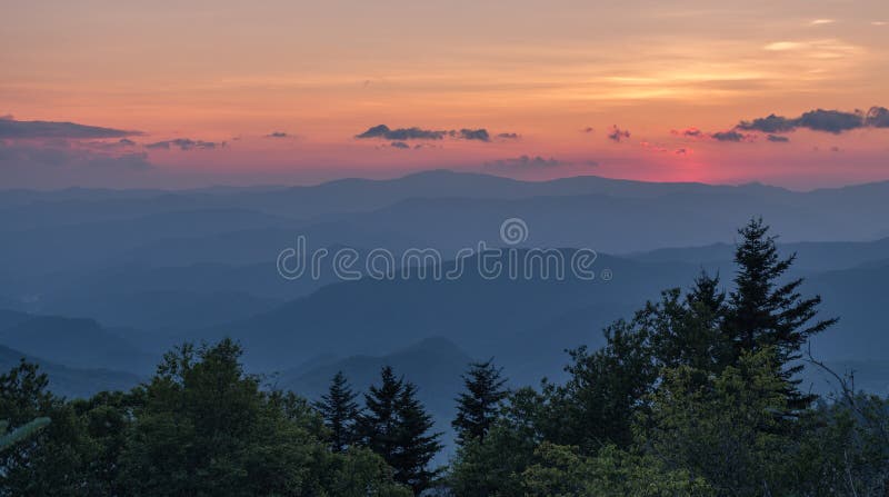 Vista após o por do sol em Great Smoky Mountains fotos de stock royalty free Vista após o por do sol em Great Smoky Mountains fotos de stock royalty free