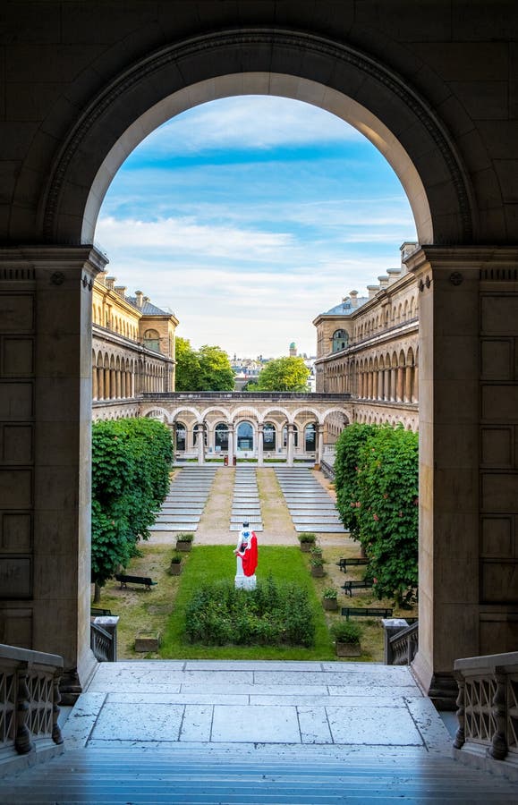 Vista artistica del cortile dell'hotel Dieu a Parigi vicino a Notre-Dame immagini stock libere da diritti Vista artistica del cortile dell'hotel Dieu a Parigi vicino a Notre-Dame immagini stock libere da diritti