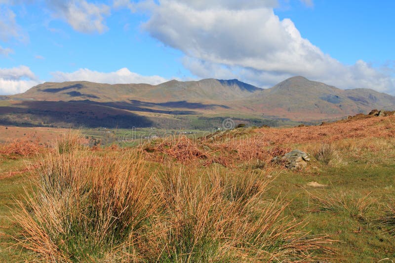 Vista attraverso l'acqua Regno Unito di Coniston. Il Regno Unito Cumbria Parco nazionale inglese del distretto del lago Coniston Furness Regno Unito Vista attraverso l'acqua di Coniston verso il distretto inglese Cumbria Regno Unito del lago