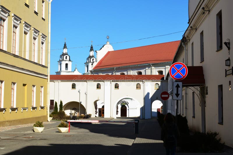 Vista attraverso l'arco del ristorante della birra a municipio nella citt? superiore, il centro storico di Minsk fotografie stock Vista attraverso l'arco del ristorante della birra a municipio nella citt? superiore, il centro storico di Minsk fotografie stock