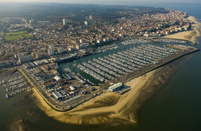 A vista aérea, barcos estacionou no porto de Arcachon, Aquitaine fotografia de stock royalty free A vista aérea, barcos estacionou no porto de Arcachon, Aquitaine fotografia de stock royalty free