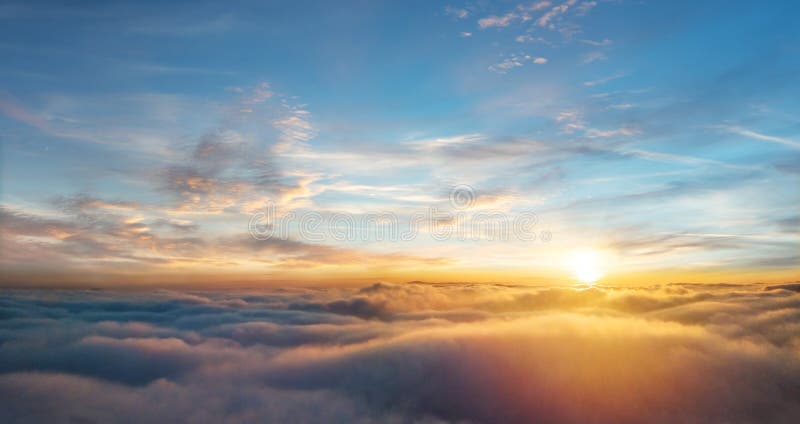 Vista aérea bonita acima das nuvens com por do sol