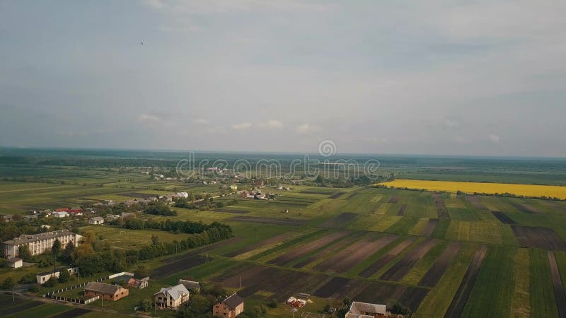 Vista aÃ©rea, campo ucraniano perto da aldeia filme