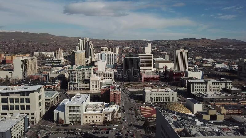 Vista aérea cidade com o centro em segundo plano durante o dia EUA filme