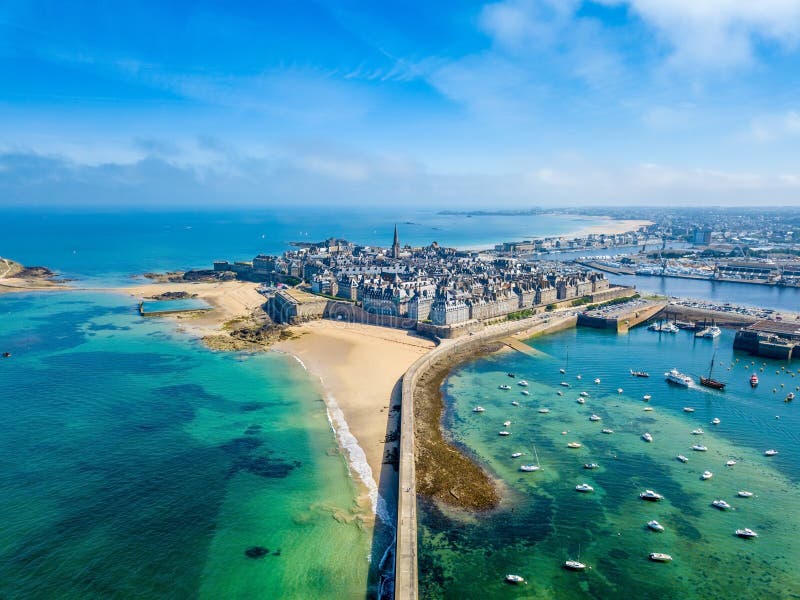 Vista aérea da cidade bonita dos corsários - Saint Malo em Brittany, França