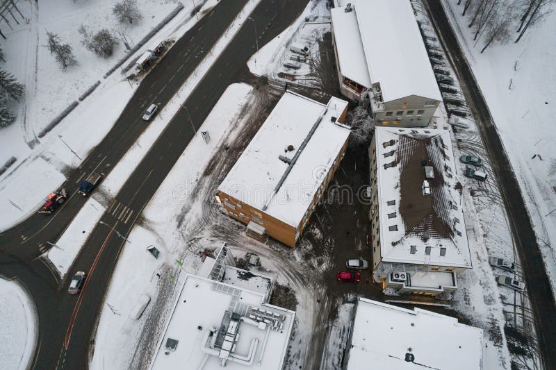 Vista aérea da cidade coberta com a neve imagens de stock royalty free