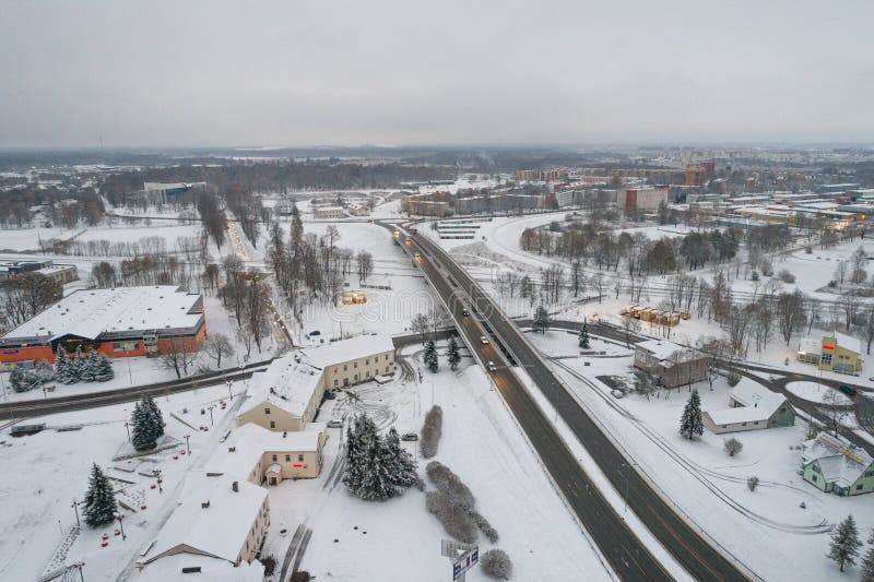 Vista aérea da cidade coberta com a neve imagem de stock