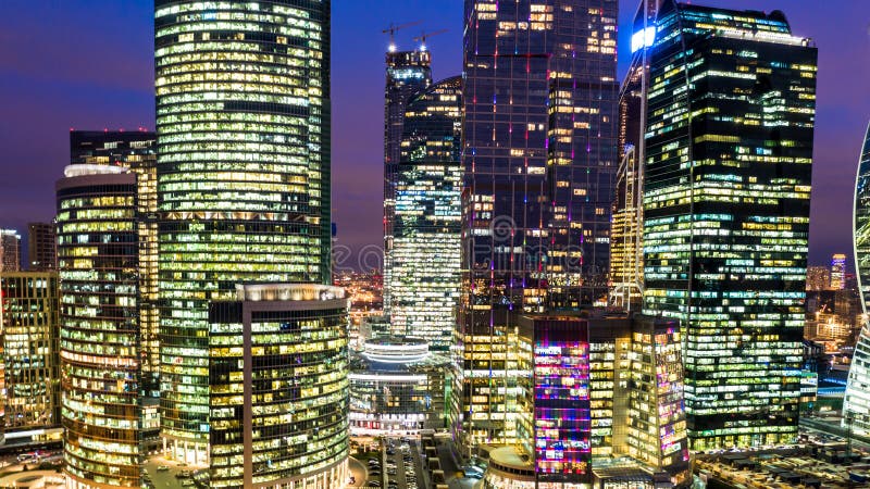 Vista aérea da cidade de Moscou, Centro Internacional de Negócios e Finanças de Moscou ao pôr do sol com o rio Moscou, Rússia imagem de stock Vista aérea da cidade de Moscou, Centro Internacional de Negócios e Finanças de Moscou ao pôr do sol com o rio Moscou, Rússia imagem de stock