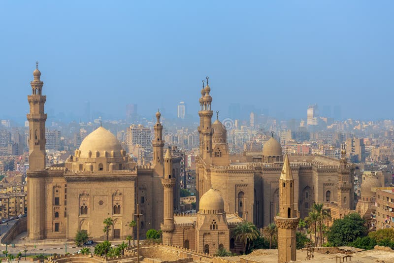 Vista aérea da cidade do Cairo de Salah Al Deen Citadel com Al Sultan Hassan e Al Rifai Mosques, o Cairo, Egito fotografia de stock royalty free Vista aérea da cidade do Cairo de Salah Al Deen Citadel com Al Sultan Hassan e Al Rifai Mosques, o Cairo, Egito fotografia de stock royalty free