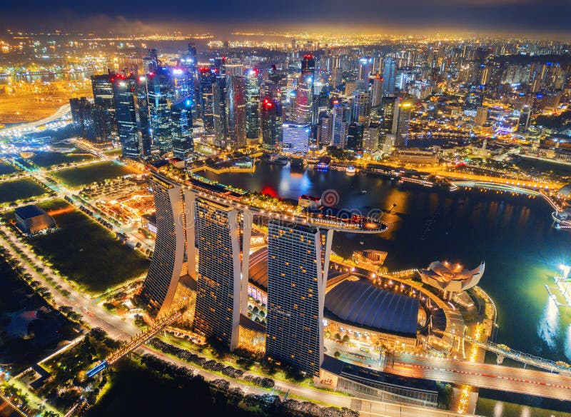 Vista aérea da cidade do centro de Singapura na área de Marina Bay Construções financeiras do distrito e do arranha-céus na noite imagens de stock Vista aérea da cidade do centro de Singapura na área de Marina Bay Construções financeiras do distrito e do arranha-céus na noite imagens de stock