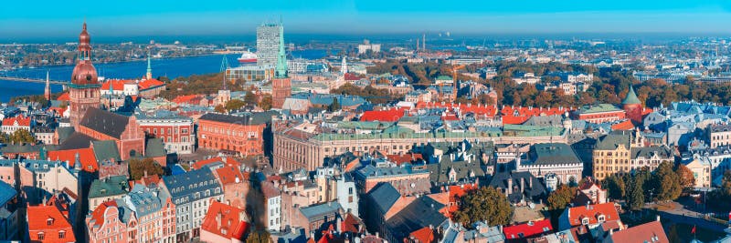 Vista aérea da cidade e do Daugava velhos, Riga, Letónia fotos de stock Vista aérea da cidade e do Daugava velhos, Riga, Letónia fotos de stock