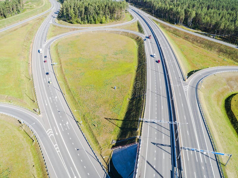 Vista aérea da estrada na cidade Carros que cruzam a passagem superior do intercâmbio Intercâmbio da estrada com tráfego Foto aér imagem de stock royalty free Vista aérea da estrada na cidade Carros que cruzam a passagem superior do intercâmbio Intercâmbio da estrada com tráfego Foto aér imagem de stock royalty free