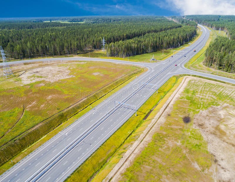 Vista aérea da estrada na cidade Carros que cruzam a passagem superior do intercâmbio Intercâmbio da estrada com tráfego Foto aér fotos de stock Vista aérea da estrada na cidade Carros que cruzam a passagem superior do intercâmbio Intercâmbio da estrada com tráfego Foto aér fotos de stock