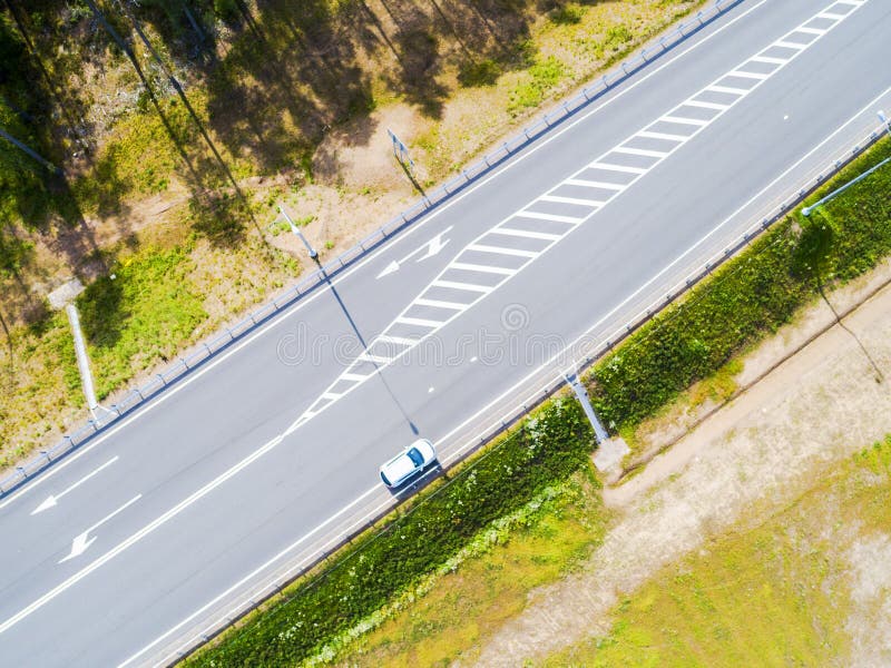 Vista aérea da estrada na cidade Carros que cruzam a passagem superior do intercâmbio Intercâmbio da estrada com tráfego Foto aér foto de stock Vista aérea da estrada na cidade Carros que cruzam a passagem superior do intercâmbio Intercâmbio da estrada com tráfego Foto aér foto de stock