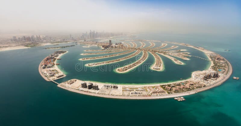 Vista aérea da ilha de palma artificial em Dubai imagens de stock Vista aérea da ilha de palma artificial em Dubai imagens de stock