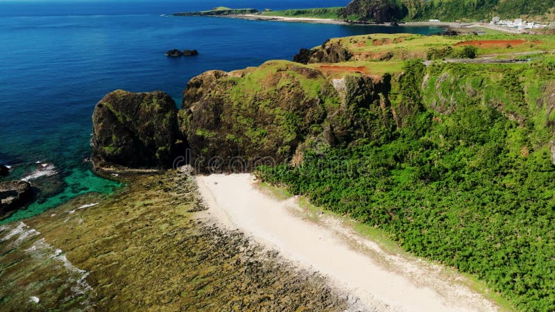 Vista aérea da ilha verde em Taiwan filme