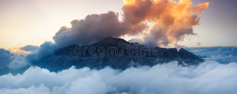 Vista aérea da montanha de Dolomites fotos de stock royalty free Vista aérea da montanha de Dolomites fotos de stock royalty free